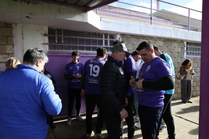 La alegría de jugadores, técnicos y directivos del FC La Bañeza.