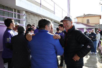 La alegría de jugadores, técnicos y directivos del FC La Bañeza.
