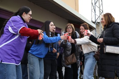 Aficionados del FC La Bañeza celebran el premio.