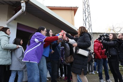 Aficionados del FC La Bañeza celebran el premio.