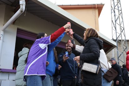 Aficionados del FC La Bañeza celebran el premio.