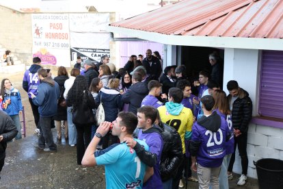 Aficionados del FC La Bañeza celebran el premio.