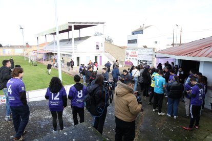 Aficionados del FC La Bañeza celebran el premio.