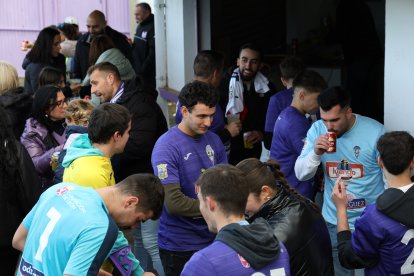 Aficionados del FC La Bañeza celebran el premio.