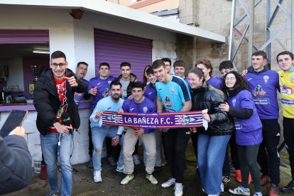 Aficionados del FC La Bañeza celebran el premio.