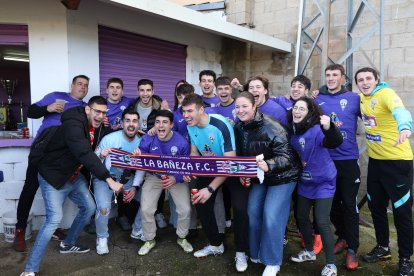 Aficionados del FC La Bañeza celebran el premio.