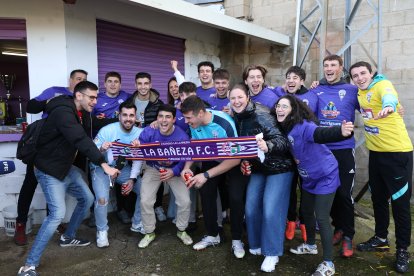 Aficionados del FC La Bañeza celebran el premio.
