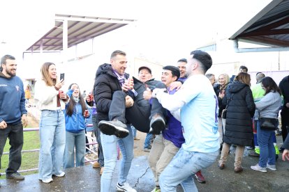 Aficionados del FC La Bañeza celebran el premio.