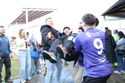 Aficionados del FC La Bañeza celebran el premio.