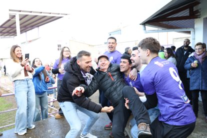 Aficionados del FC La Bañeza celebran el premio.
