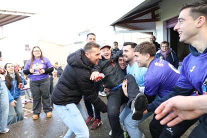 Aficionados del FC La Bañeza celebran el premio.