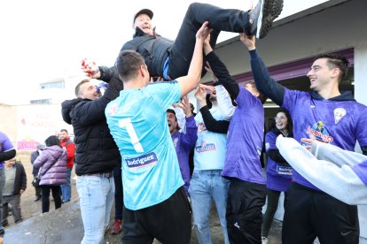 Aficionados del FC La Bañeza celebran el premio.