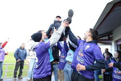Aficionados del FC La Bañeza celebran el premio.