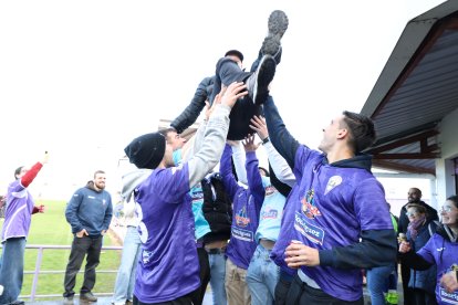 Aficionados del FC La Bañeza celebran el premio.