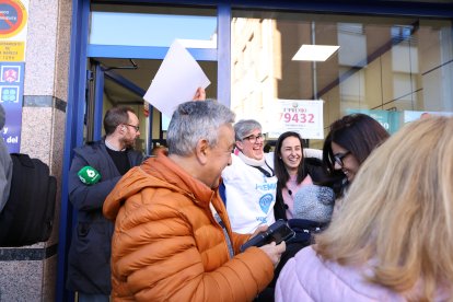 El premio Gordo llena de alegría las calles de La Bañeza.