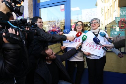El premio Gordo llena de alegría las calles de La Bañeza.