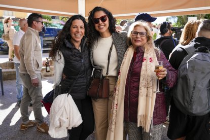 Agraciadas con el Gordo del Sorteo Extraordinario de la Lotería de Navidad, comprado en el Restaurante El Leonés en Marbella, celebran este lunes.