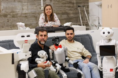 Virginia Riego junto al catedrático Vicente Matellán y un miembro del Grupo de Robótica de la Universidad de León.