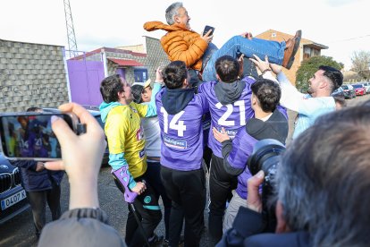 Jugadores de La Bañeza mantean al presidente.