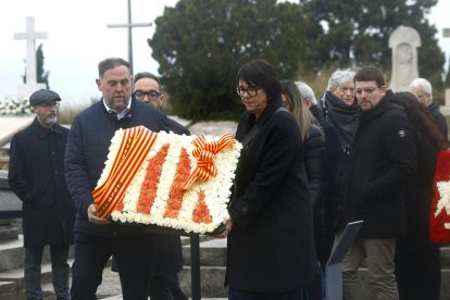 <p>El presidente de ERC, Oriol Junqueras (i) participa en la tradicional ofrenda a la tumba del expresidente de la Generalitat republicana Francesc Macià, fallecido el día de Navidad de 1933. EFE/Quique García</p>