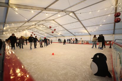 La pista de hielo es un reclamo para estos días