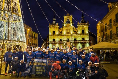 Los integrantes de Astorga Running promocionando su carrera de 2026 de la Copa Diputación.