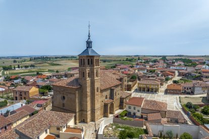 La iglesia de San Miguel, construida entre los siglos XVI y XVII, alberga la torre de cinco esquinas con una inscripción que intriga a generaciones.