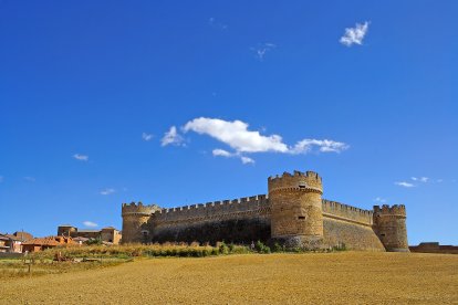 El castillo de Grajal de Campos fue el primero de España diseñado para el uso de artillería, con muros bajos y baluartes adaptados a las nuevas tácticas del siglo XVI.