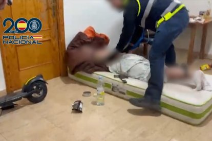 Uno de los detenidos en el registro de la vivienda.