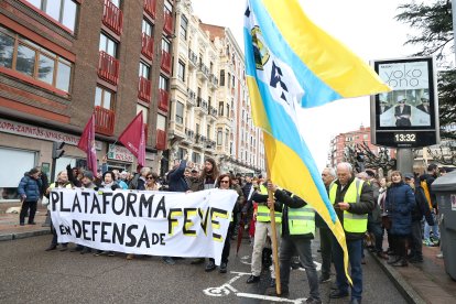 Los leoneses se vuelven a echar a la calle para reclamar el regreso del tren de Feve al centro de León.
