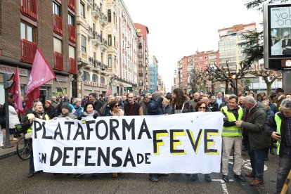 Los leoneses se vuelven a echar a la calle para reclamar el regreso del tren de Feve al centro de León.