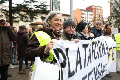 Los leoneses se vuelven a echar a la calle para reclamar el regreso del tren de Feve al centro de León.