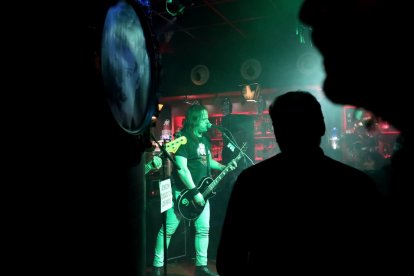 Luis pone voz y guitarra.