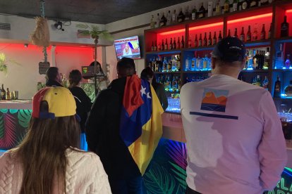 La comunidad venezolana de León recibe con alegría las noticias de Venezuela.