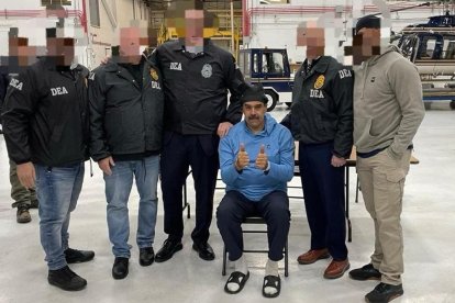 Fotografía que muestra al presidente de Venezuela, Nicolás Maduro (c), escoltado por agentes de la Administración para el Control de Drogas, luego de su captura este 3 de enero de 2026, en Nueva York (Estados Unidos).