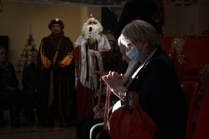 El presidente de la Diputación, Gerardo Álvarez Courel, encabeza la visita navideña a la residencia Santa Luisa, gestionada por la institución provincial