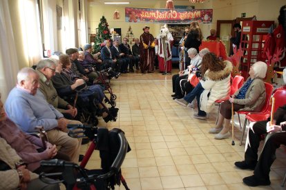 El presidente de la Diputación, Gerardo Álvarez Courel, encabeza la visita navideña a la residencia Santa Luisa, gestionada por la institución provincial