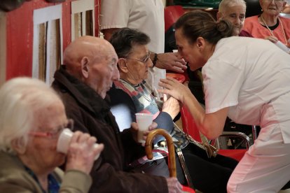 El presidente de la Diputación, Gerardo Álvarez Courel, encabeza la visita navideña a la residencia Santa Luisa, gestionada por la institución provincial