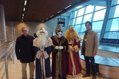 Sus Majestades fueron recibidas en el aeropuerto de La Virgen del Camino.