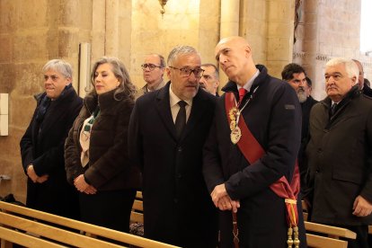 El presidente de las Cortes, Carlos Pollán y el alcalde José Antonio Díez acuden al responso por los Reyes de León en el Panteón Real