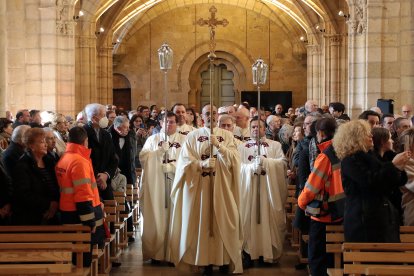 El presidente de las Cortes, Carlos Pollán y el alcalde José Antonio Díez acuden al responso por los Reyes de León en el Panteón Real
