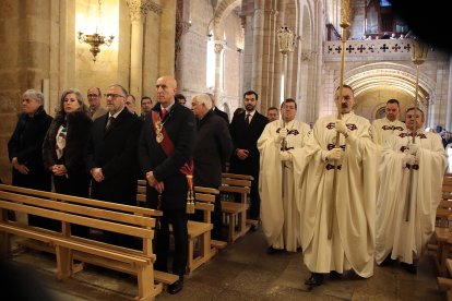 El presidente de las Cortes, Carlos Pollán y el alcalde José Antonio Díez acuden al responso por los Reyes de León en el Panteón Real