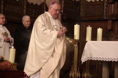 El presidente de las Cortes, Carlos Pollán y el alcalde José Antonio Díez acuden al responso por los Reyes de León en el Panteón Real