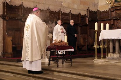 El presidente de las Cortes, Carlos Pollán y el alcalde José Antonio Díez acuden al responso por los Reyes de León en el Panteón Real