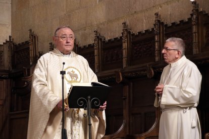 El presidente de las Cortes, Carlos Pollán y el alcalde José Antonio Díez acuden al responso por los Reyes de León en el Panteón Real