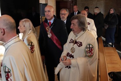 El presidente de las Cortes, Carlos Pollán y el alcalde José Antonio Díez acuden al responso por los Reyes de León en el Panteón Real