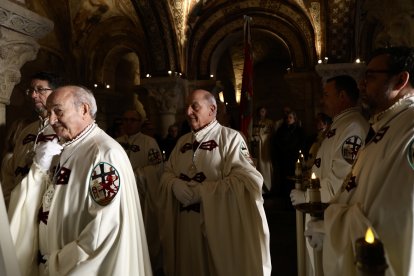 El presidente de las Cortes, Carlos Pollán y el alcalde José Antonio Díez acuden al responso por los Reyes de León en el Panteón Real