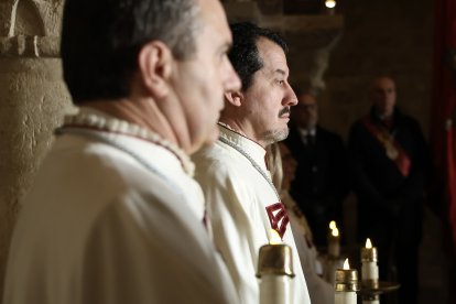 El presidente de las Cortes, Carlos Pollán y el alcalde José Antonio Díez acuden al responso por los Reyes de León en el Panteón Real