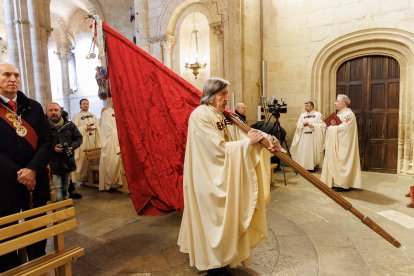 El presidente de las Cortes, Carlos Pollán y el alcalde José Antonio Díez acuden al responso por los Reyes de León en el Panteón Real.