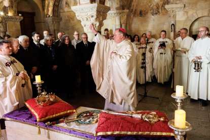 El presidente de las Cortes, Carlos Pollán y el alcalde José Antonio Díez acuden al responso por los Reyes de León en el Panteón Real.